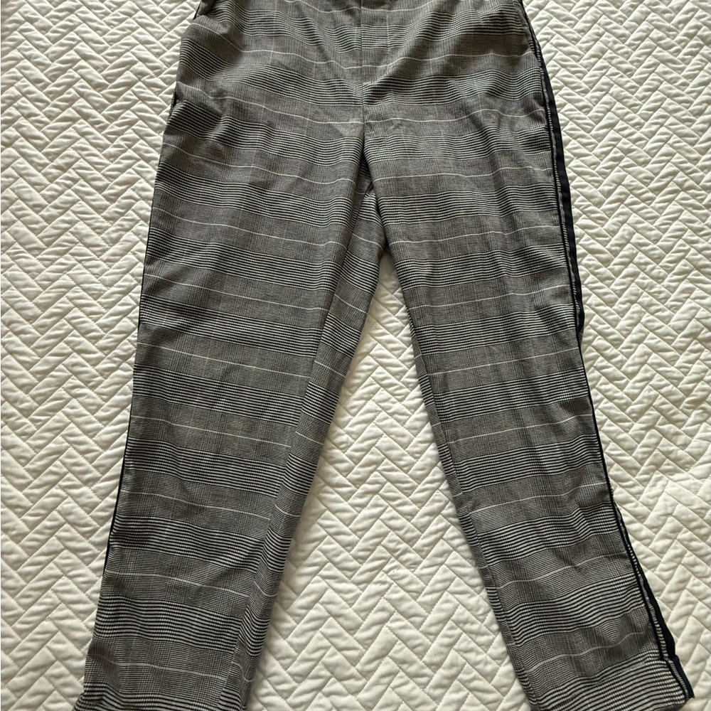Zara Women’s Plaid Jogger Black and Gray Patterned Pants